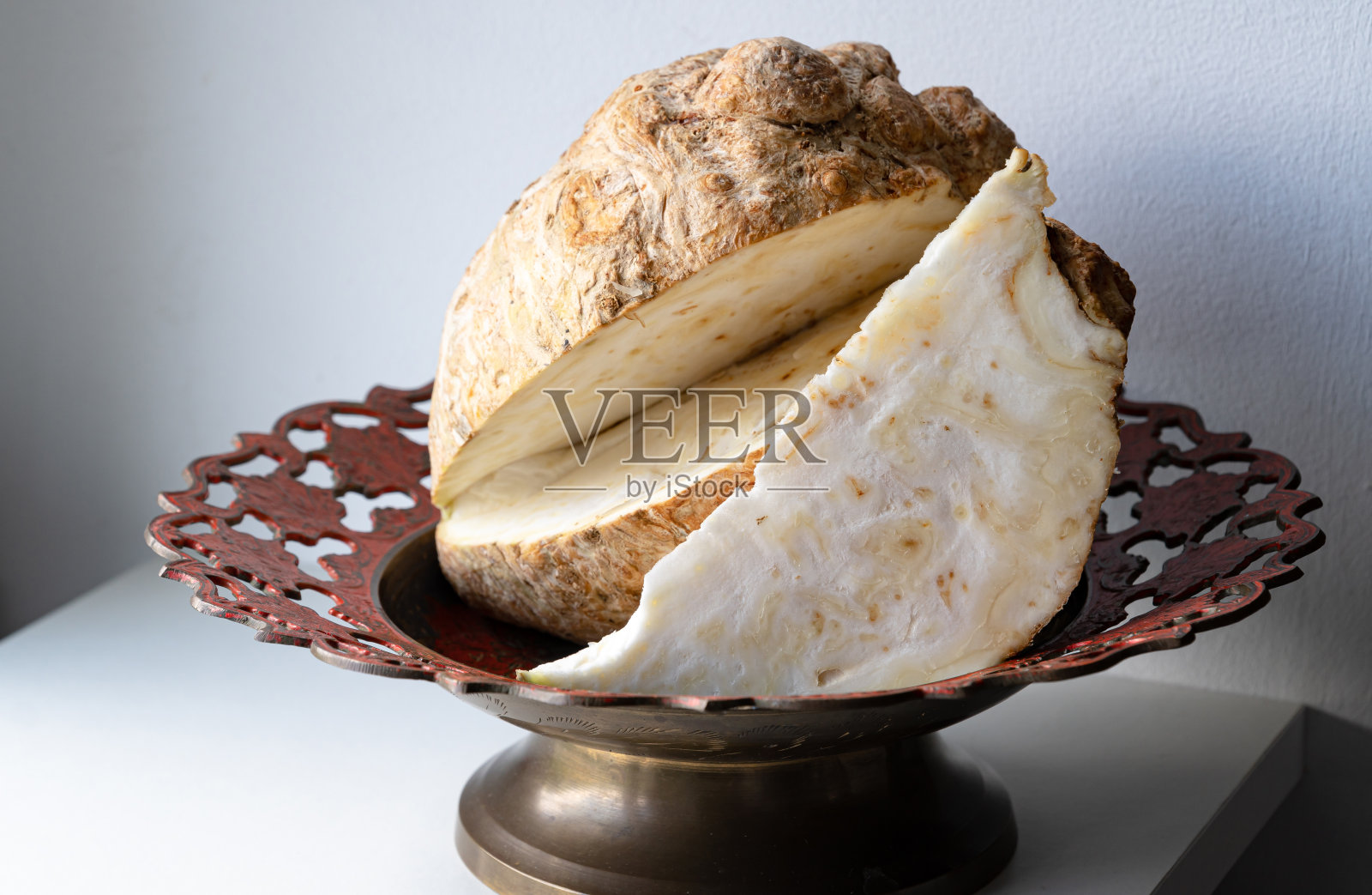 把芹菜根放在金属盘上,再装饰一下。照片摄影图片