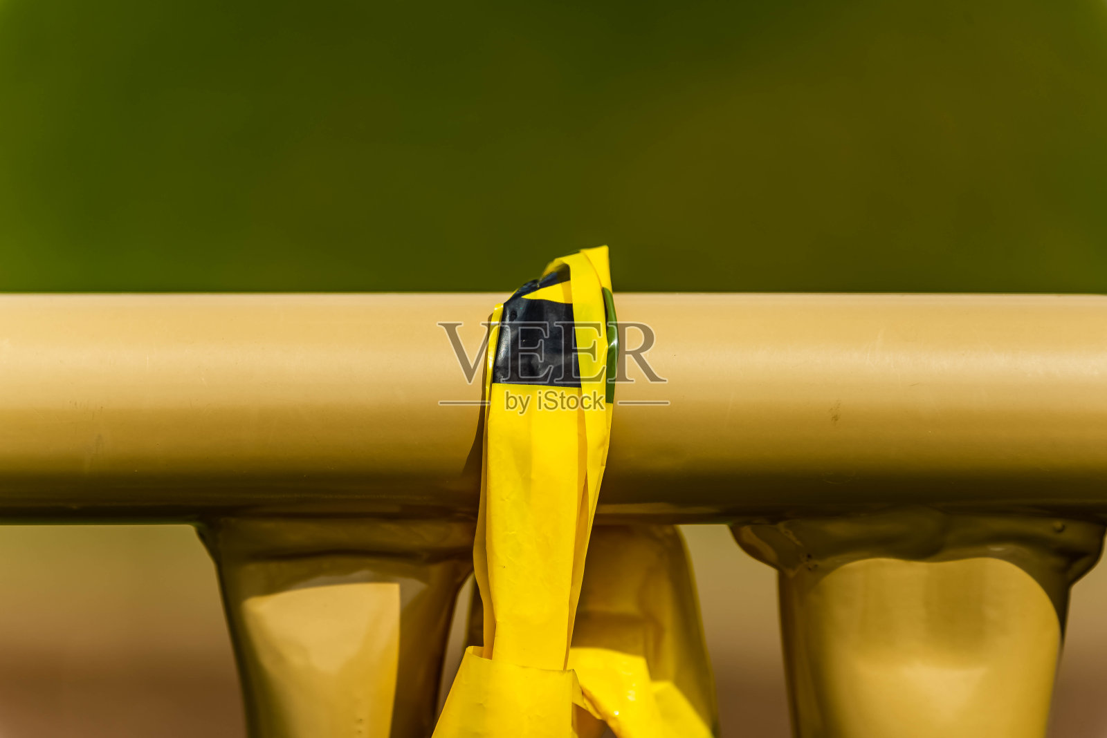 哈里森公立学校操场设备上的警戒线。照片摄影图片