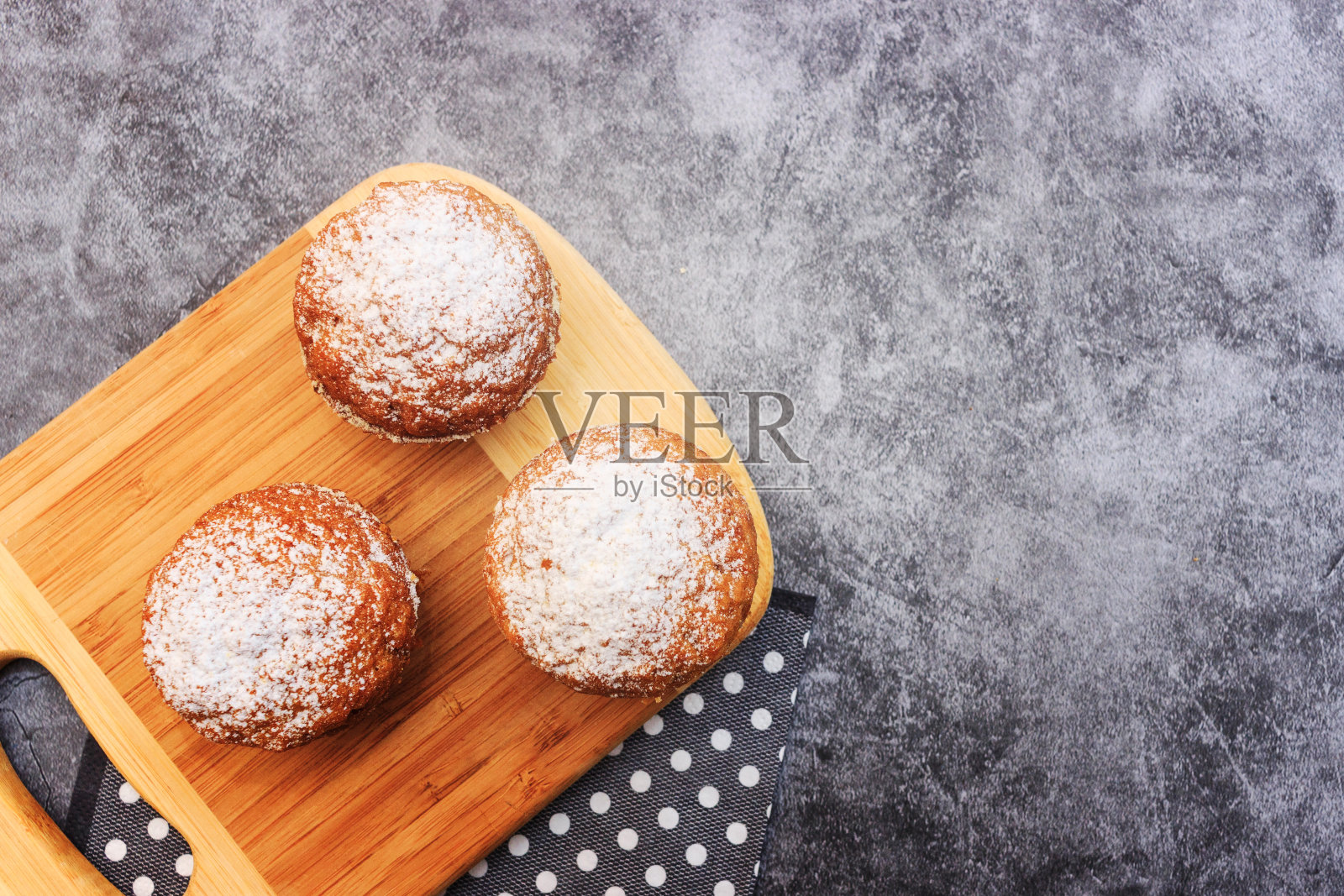 厨师在餐桌上用奶油装饰美味的纸杯蛋糕照片摄影图片