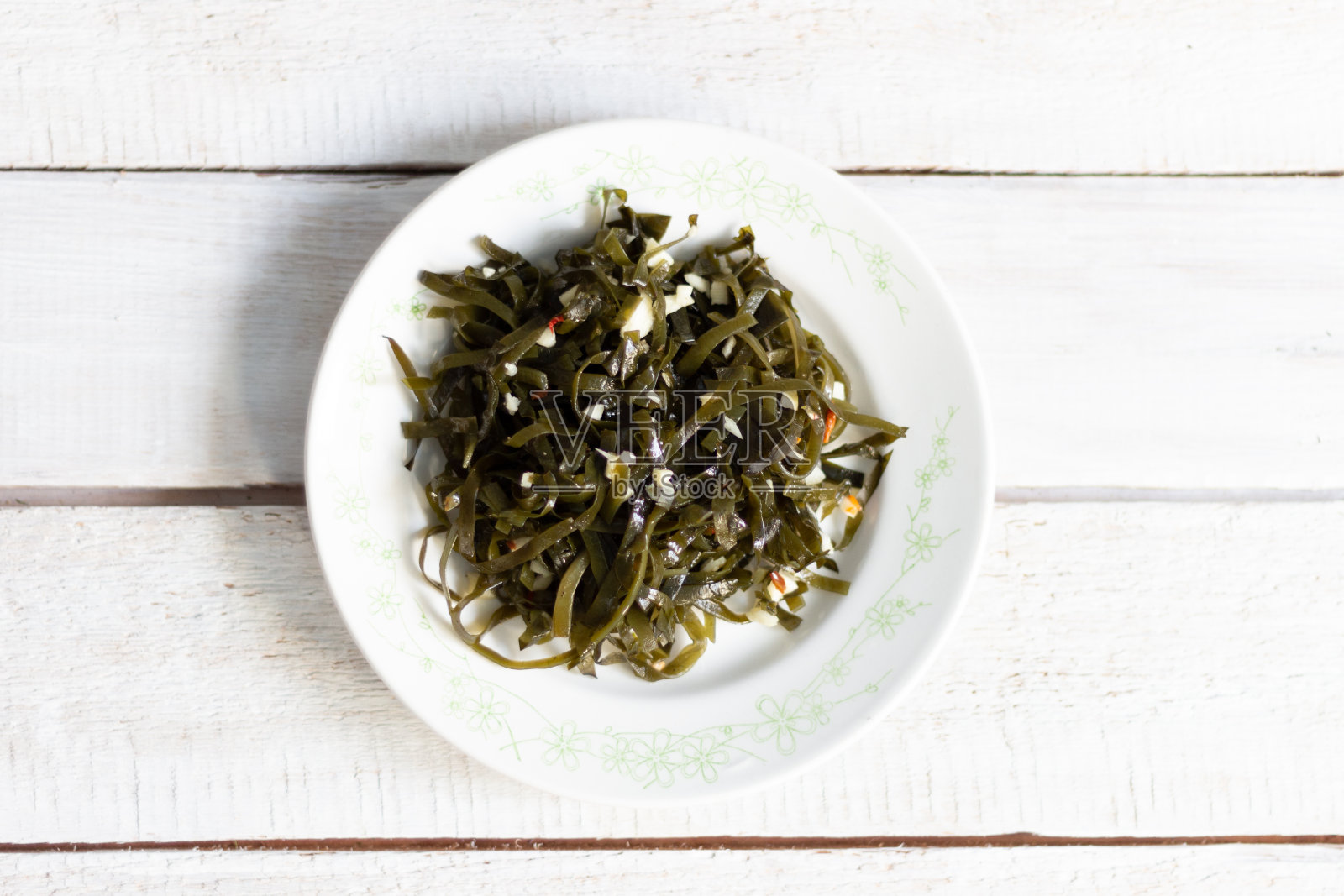 白木背景的海带蒜沙拉照片摄影图片