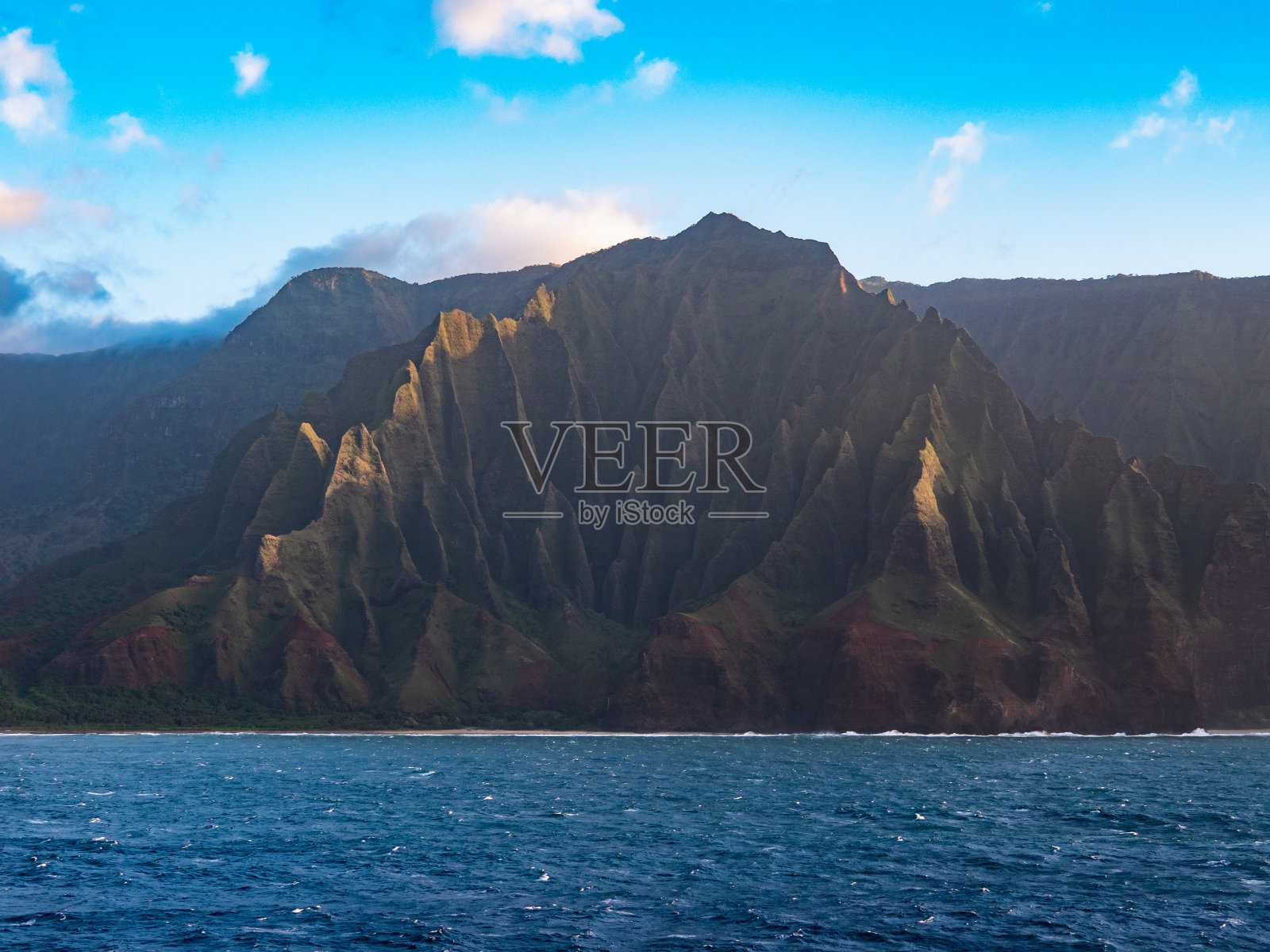 纳帕里海岸州立公园是一个位于考艾岛西北部的夏威夷州立公园,考艾岛是夏威夷最古老的有人居住的岛屿。它被誉为地球上最美丽的地方之一。照片摄影图片