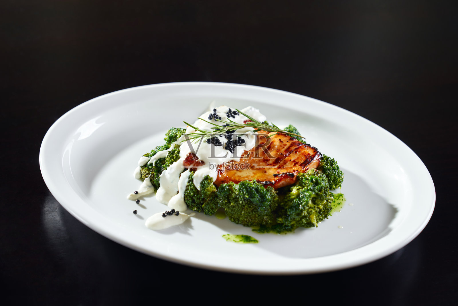 烤牛排和西兰花。照片摄影图片