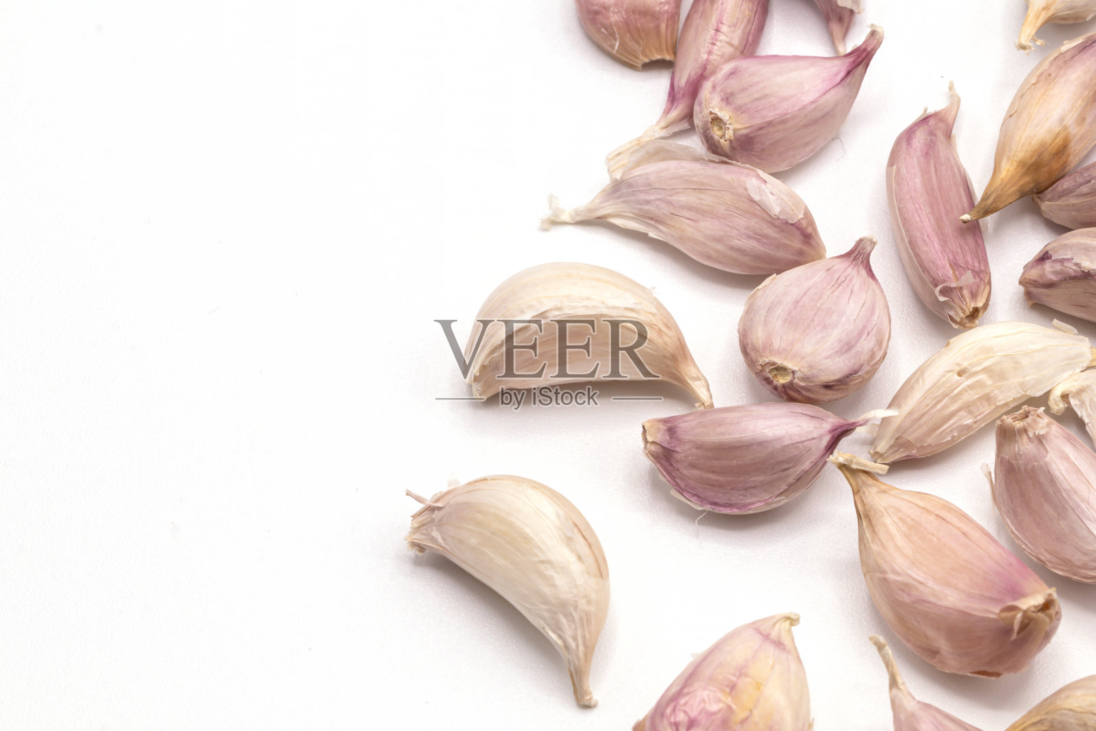 白色背景上的大蒜孤立的特写。照片摄影图片