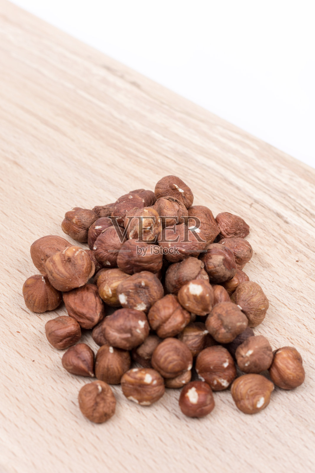 切菜板上放一束榛子照片摄影图片