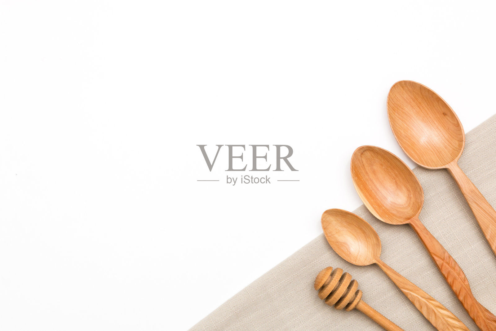 家庭用品:木制厨房用具,孤立的白色背景俯视图。零浪费,环保理念。平躺照片摄影图片