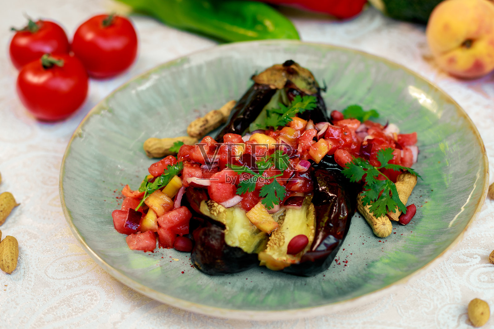健康食品,烤茄子配蔬菜,辣椒和西红柿照片摄影图片