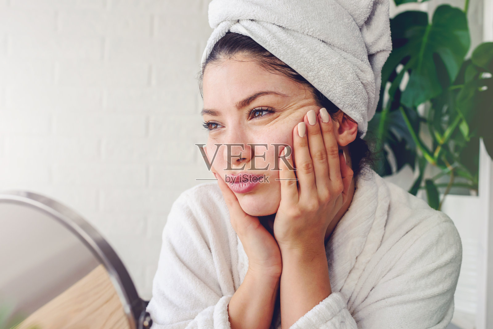 年轻女子用天然化妆品洗脸照片摄影图片