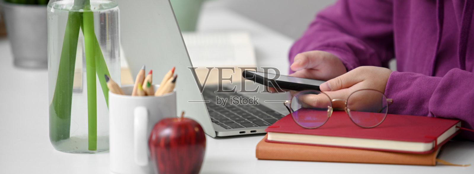 近距离观看大学生使用模拟智能手机联系她的朋友照片摄影图片