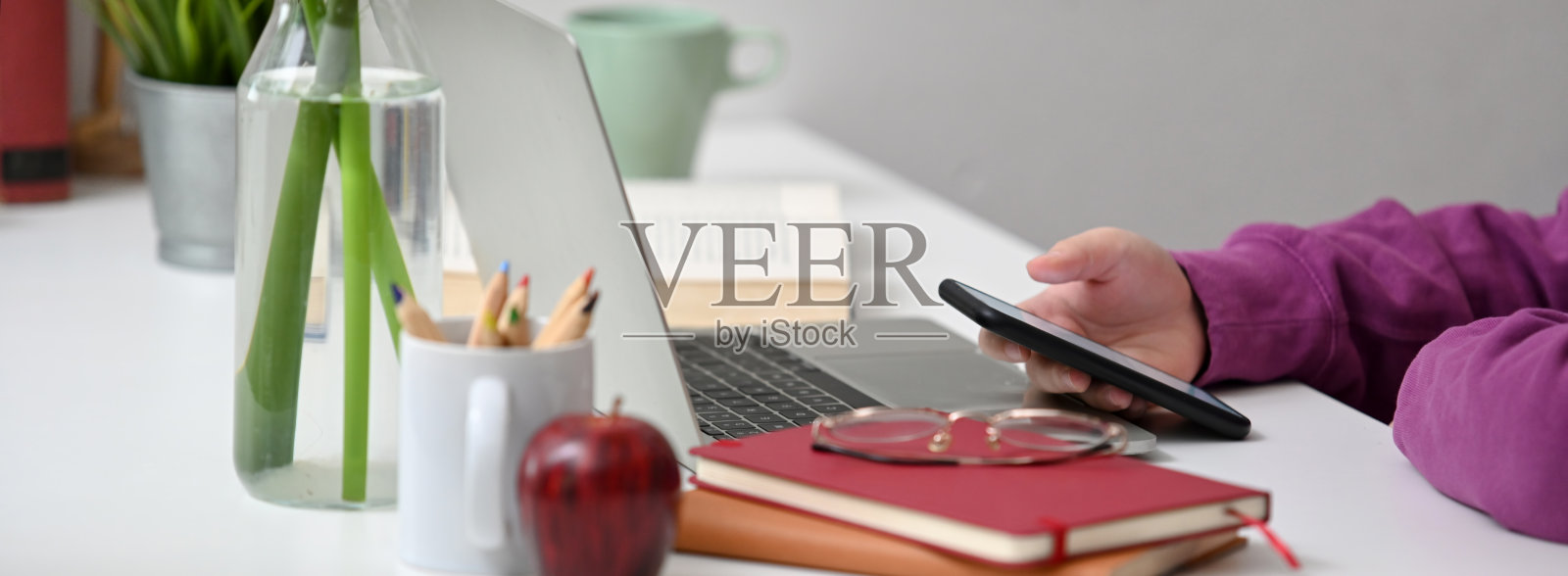 大学生在做作业时使用智能手机放松的侧视图照片摄影图片