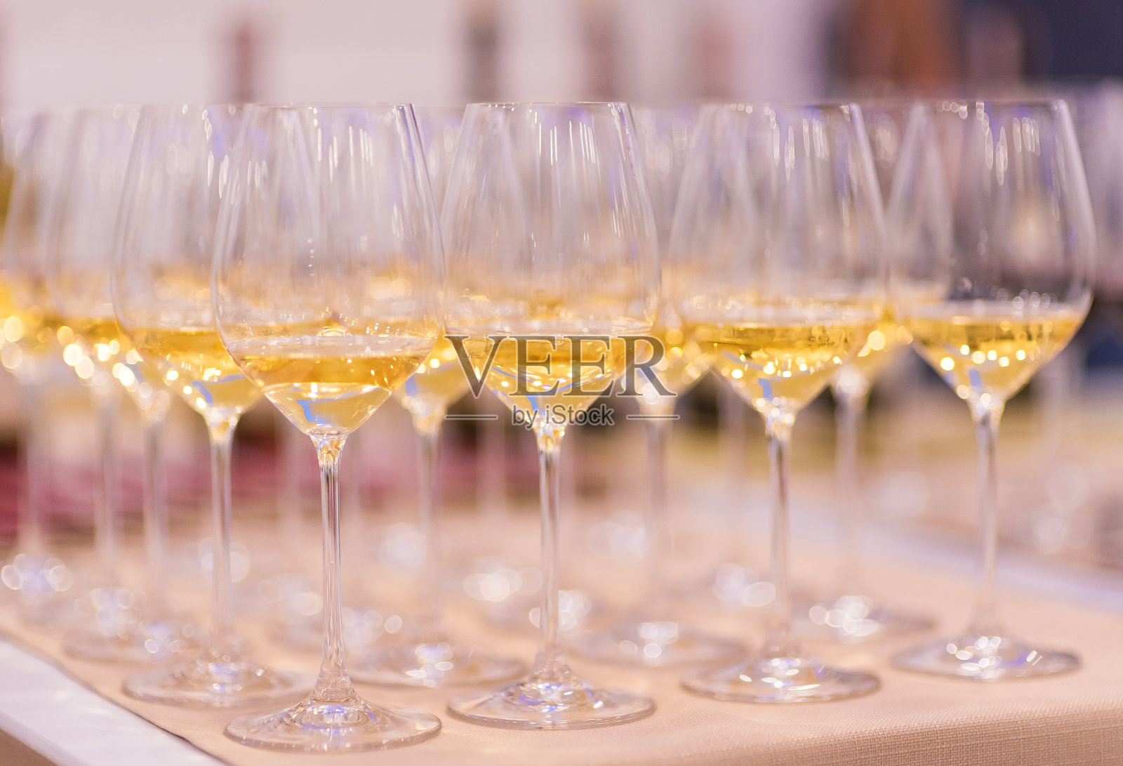 玻璃杯中的酒精饮料照片摄影图片