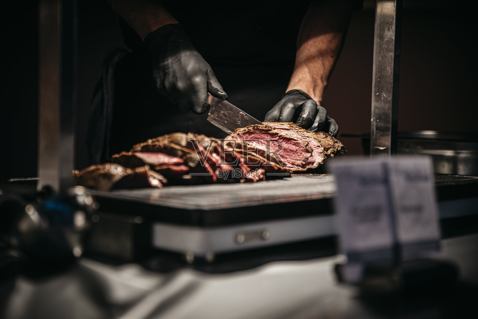 从宴席承办商那里切下来的烤牛肉照片摄影图片