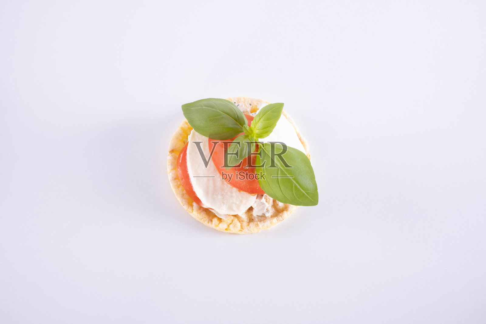 玉米华夫饼配番茄,罗勒和马苏里拉奶酪照片摄影图片