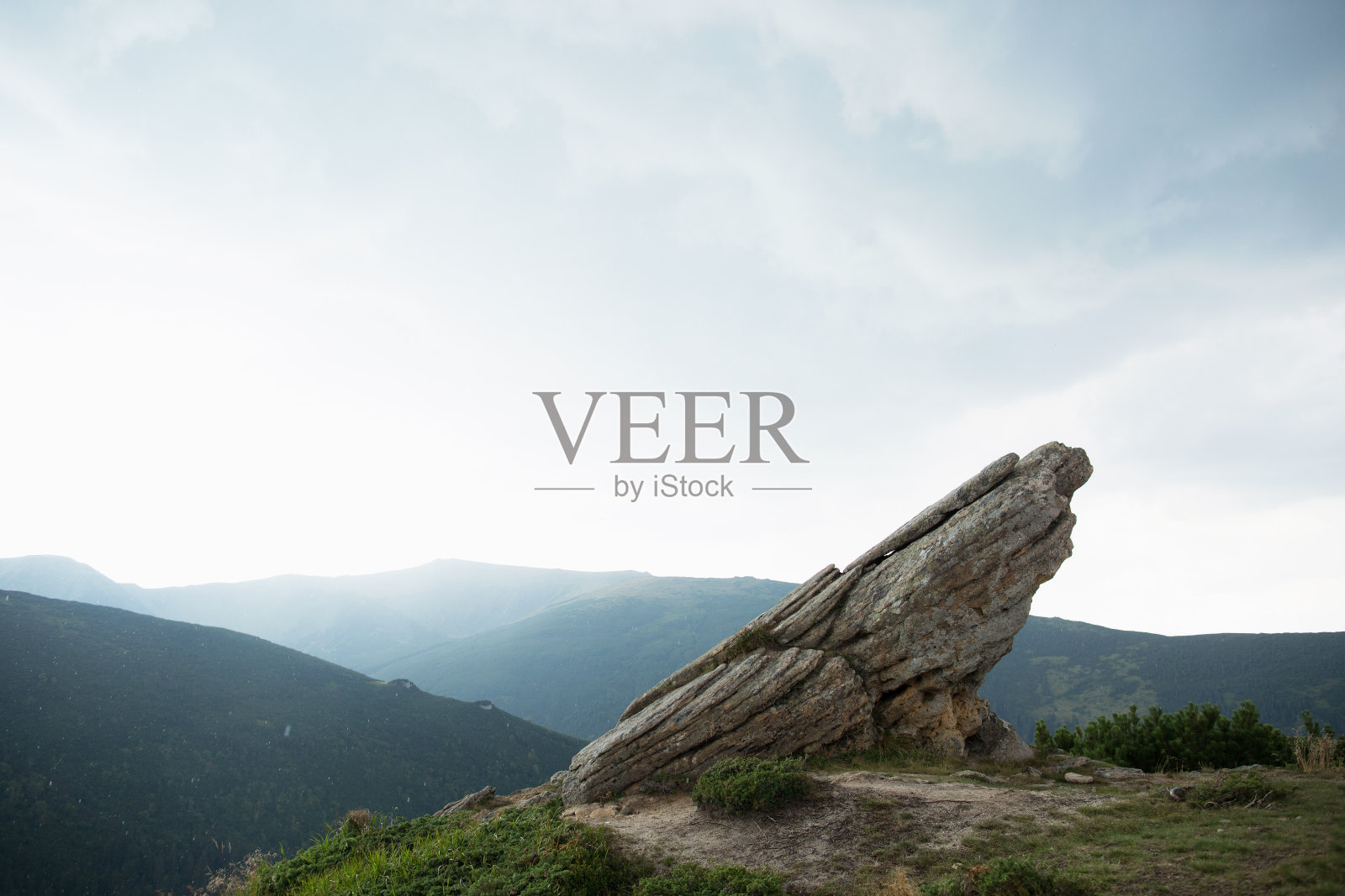 孤独的岩石在山上。旅游的概念照片摄影图片