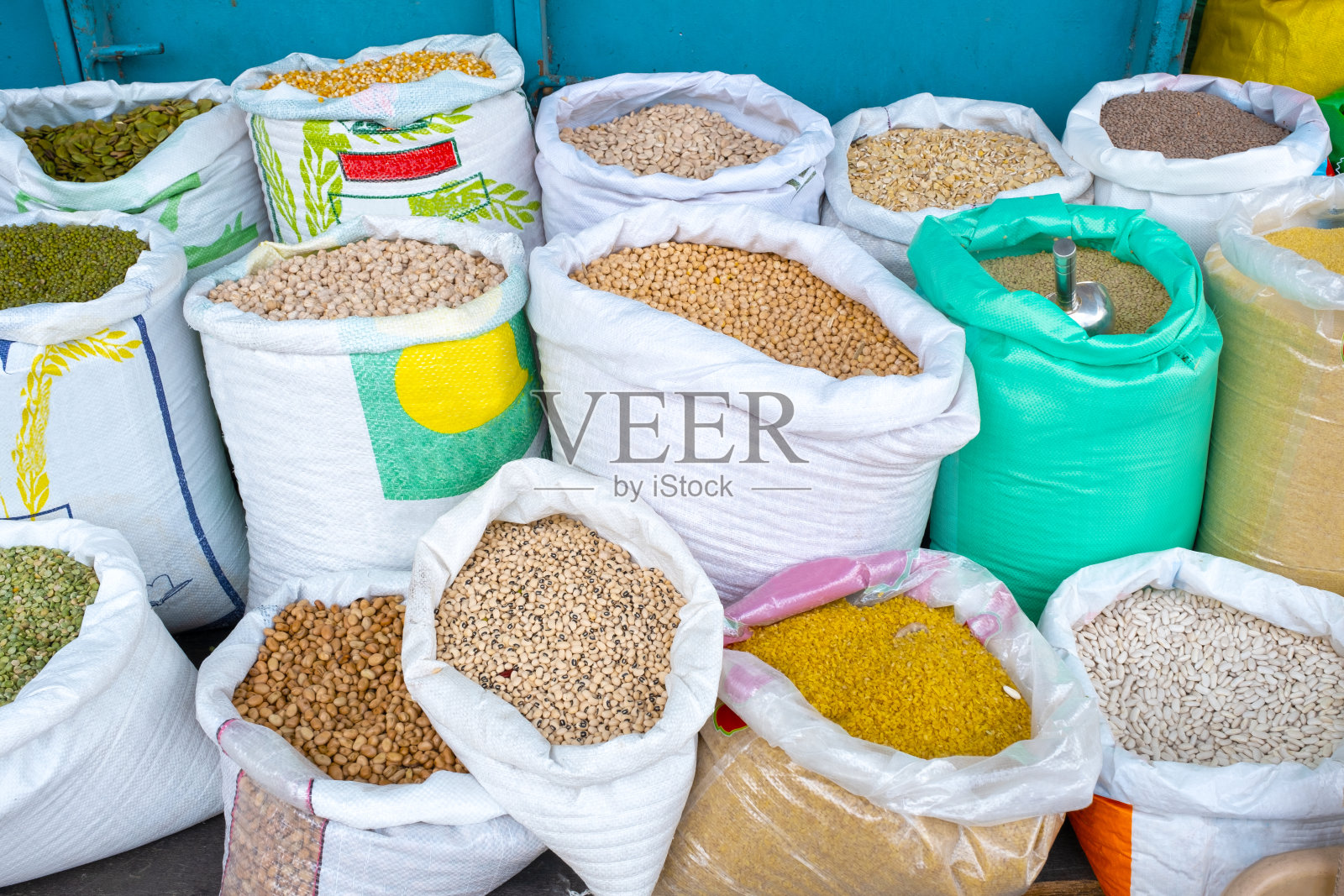 东方市场上的调味品袋照片摄影图片