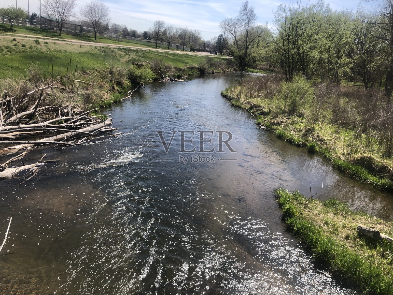 沿着自行车道行驶照片摄影图片