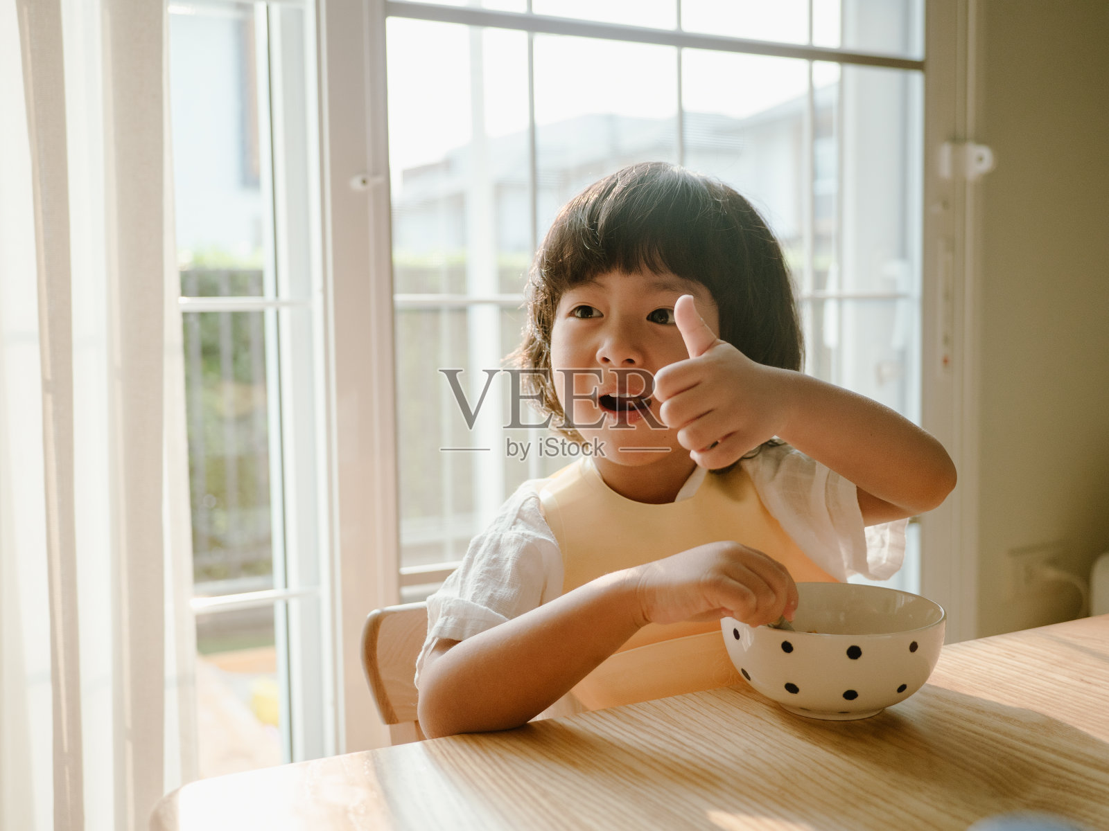 小男孩在家一起在厨房吃早餐照片摄影图片