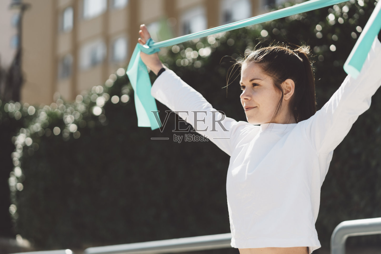 女人用弹力带锻炼照片摄影图片