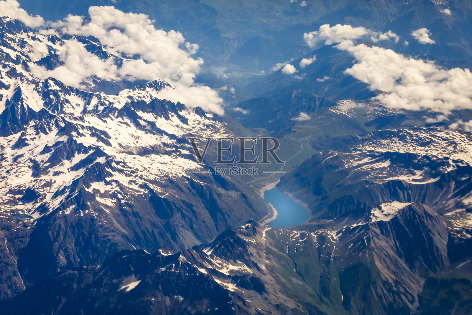 在田园诗般的高山景观和绿松石湖之上,雄伟的阿尔卑斯山-比利牛斯山照片摄影图片