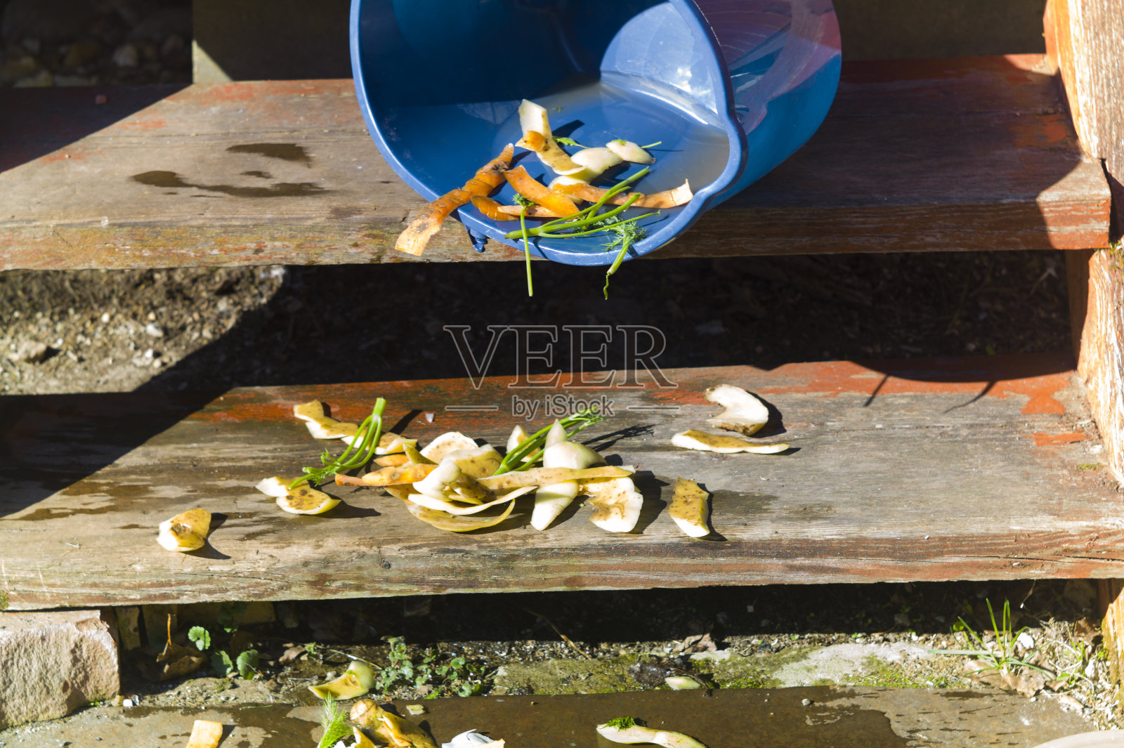 倒过来的桶和剩菜照片摄影图片