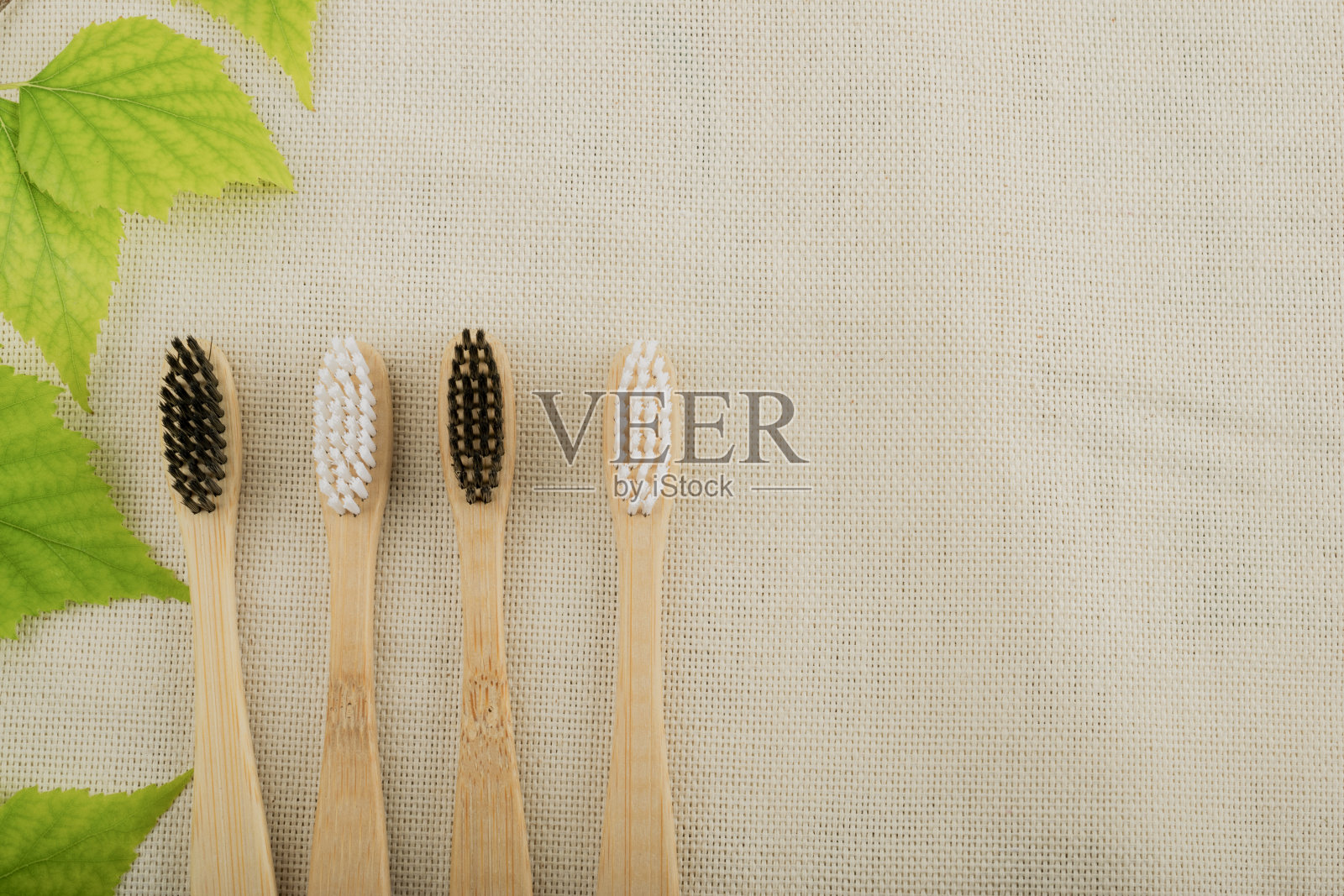 竹牙刷。环保天然竹牙刷照片摄影图片