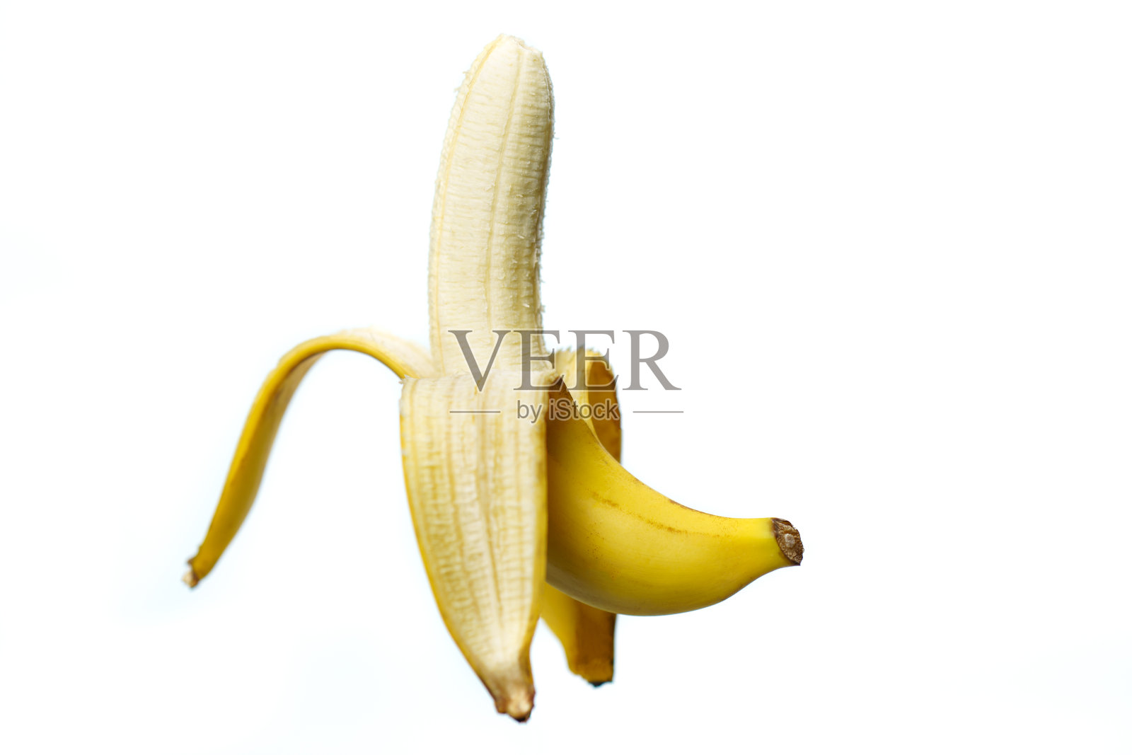 半剥熟的香蕉,白色背景。孤立的照片摄影图片