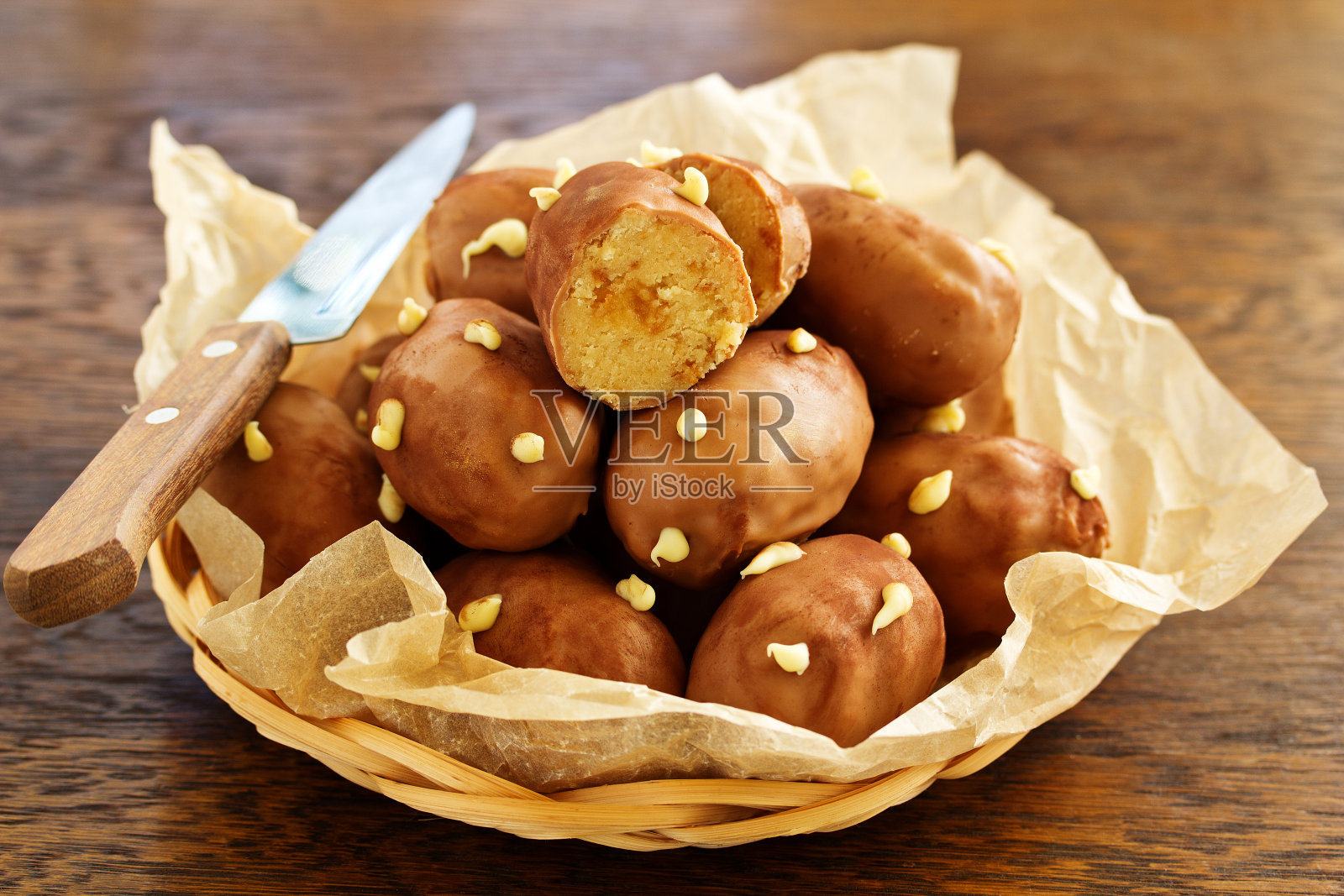 巧克力蛋糕与奶油土豆的形式。照片摄影图片