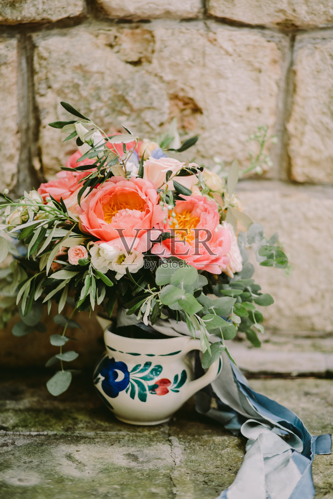 石墙背景上的牡丹花束照片摄影图片