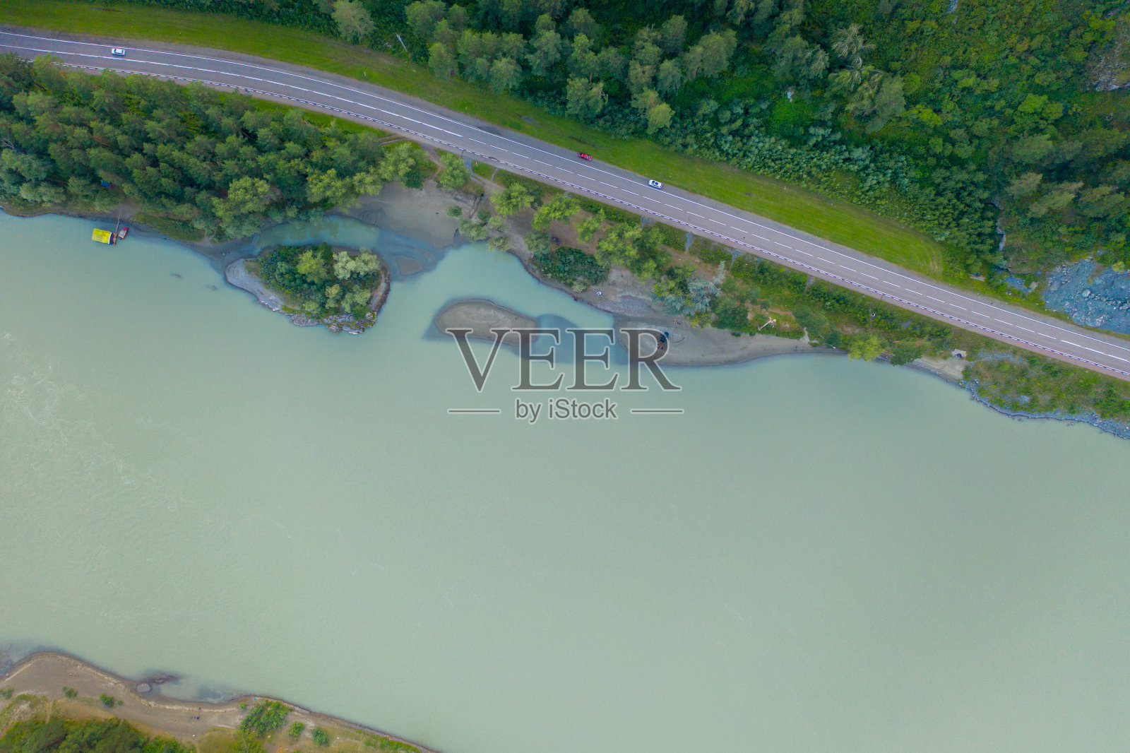 空旷的道路周围是森林和卡顿河。阿尔泰、俄罗斯照片摄影图片