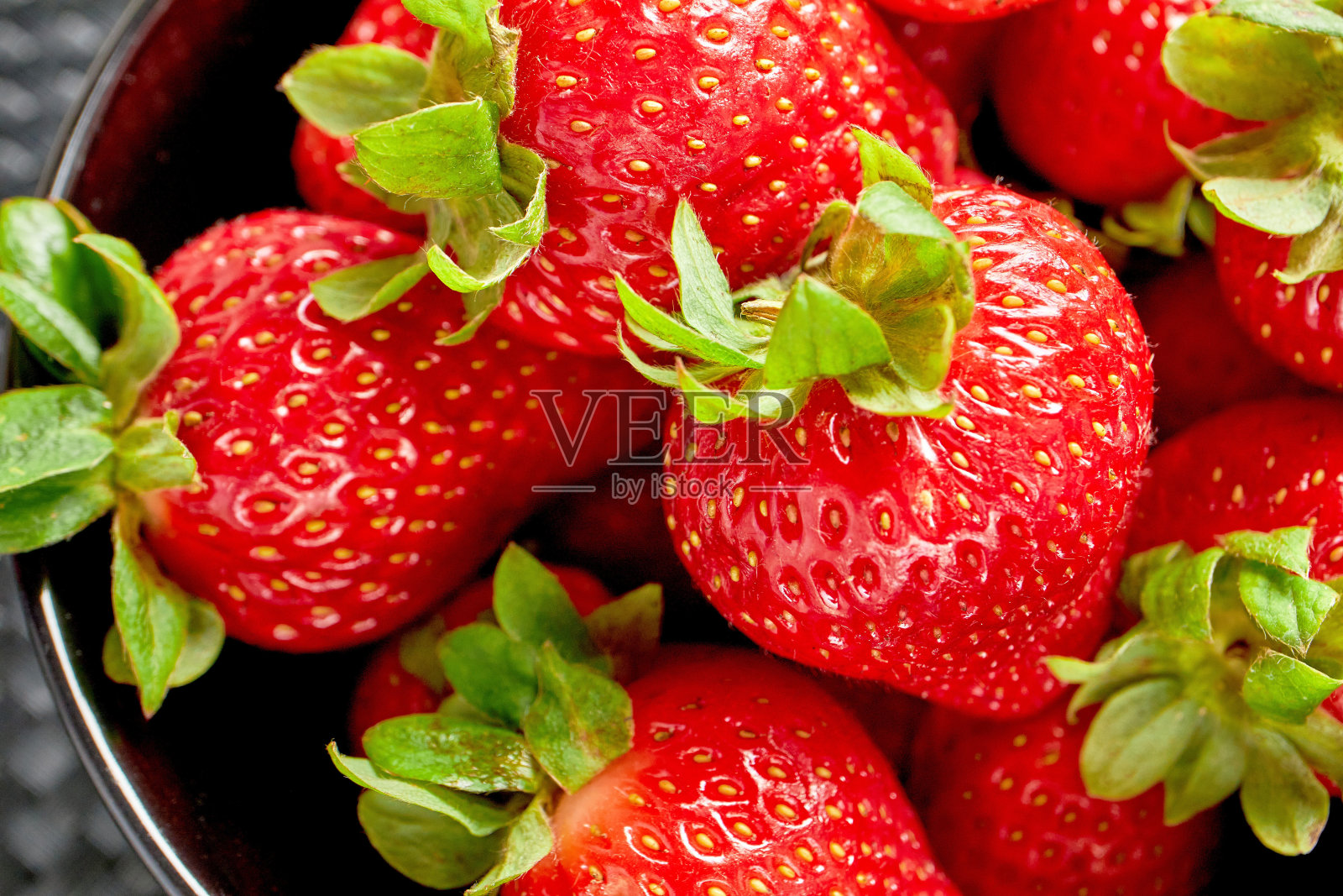 黑碗上的红草莓照片摄影图片