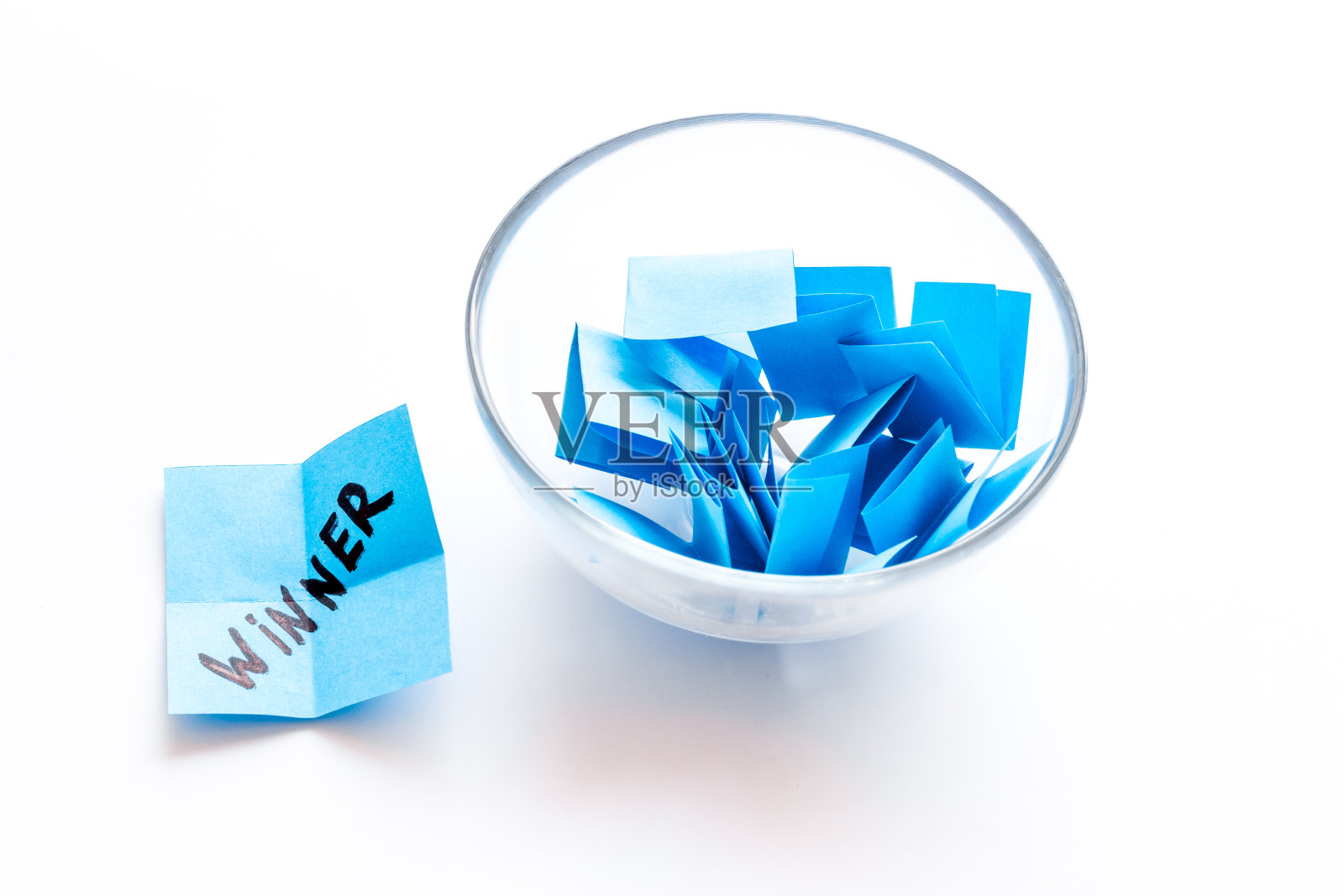 冠军的选择。白桌上花瓶里的彩票纸照片摄影图片