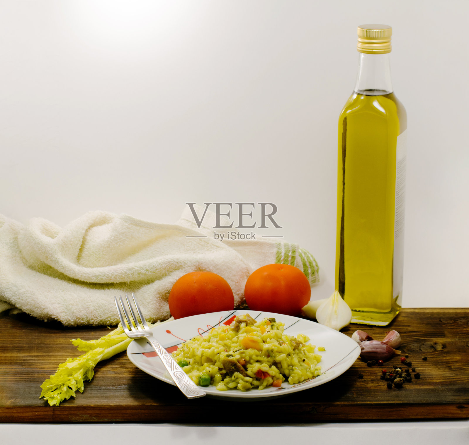 手握鸟羽翼,背景散焦。拿着一根小羽毛的男人。照片摄影图片