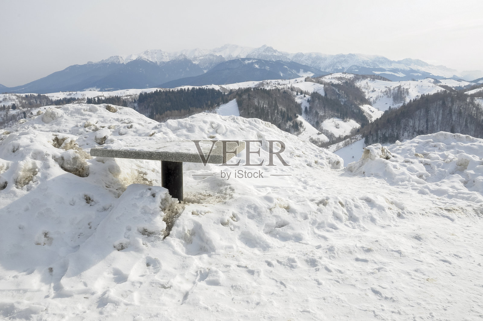 田园诗般的冬季景观与山,阳光明媚的一天,布兰,罗马尼亚照片摄影图片