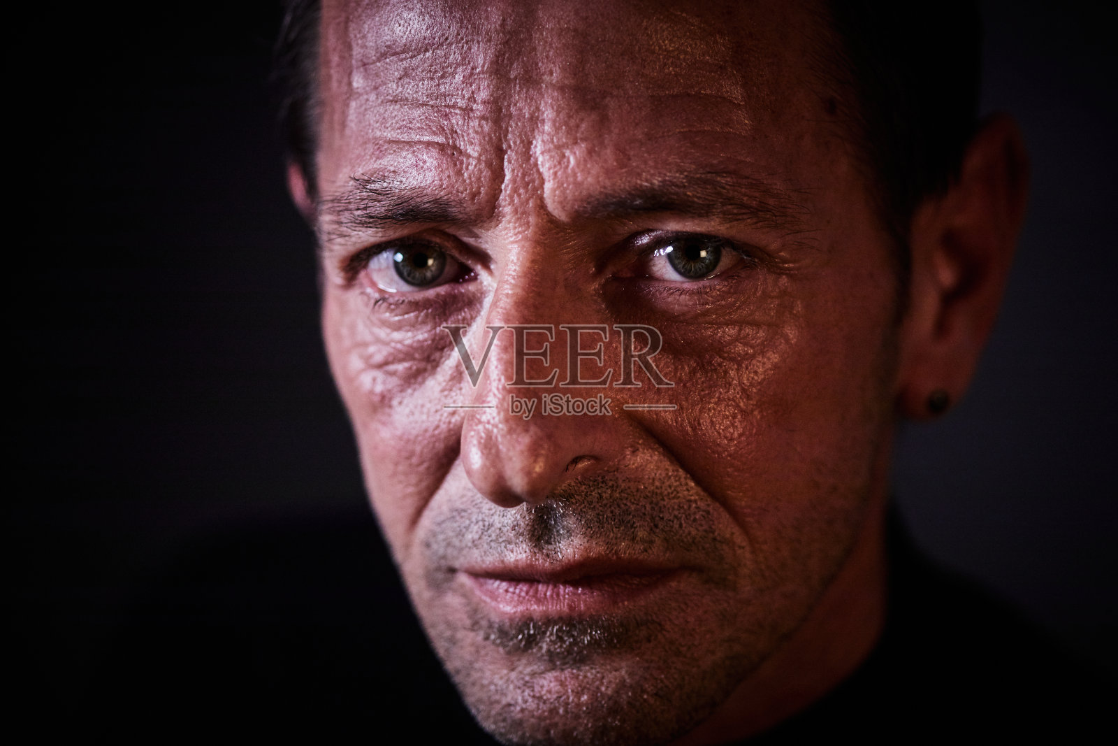 身穿黑衣的男子画像照片摄影图片