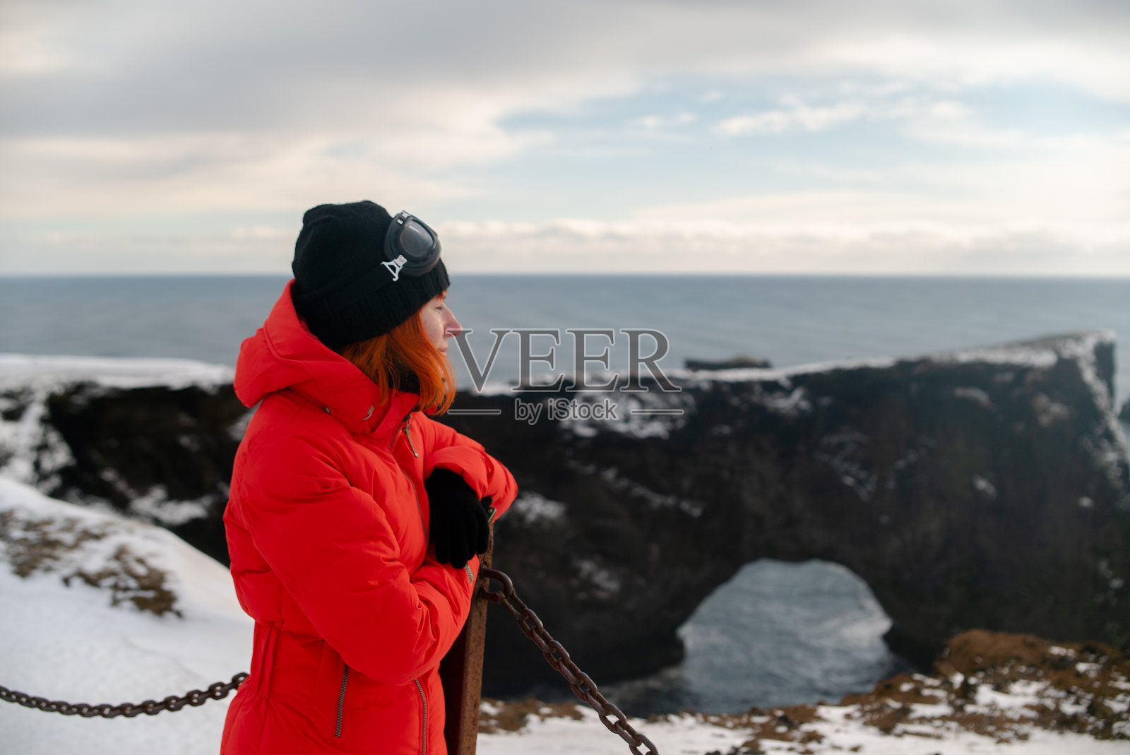 穿着红色夹克的美女在冰岛旅行照片摄影图片