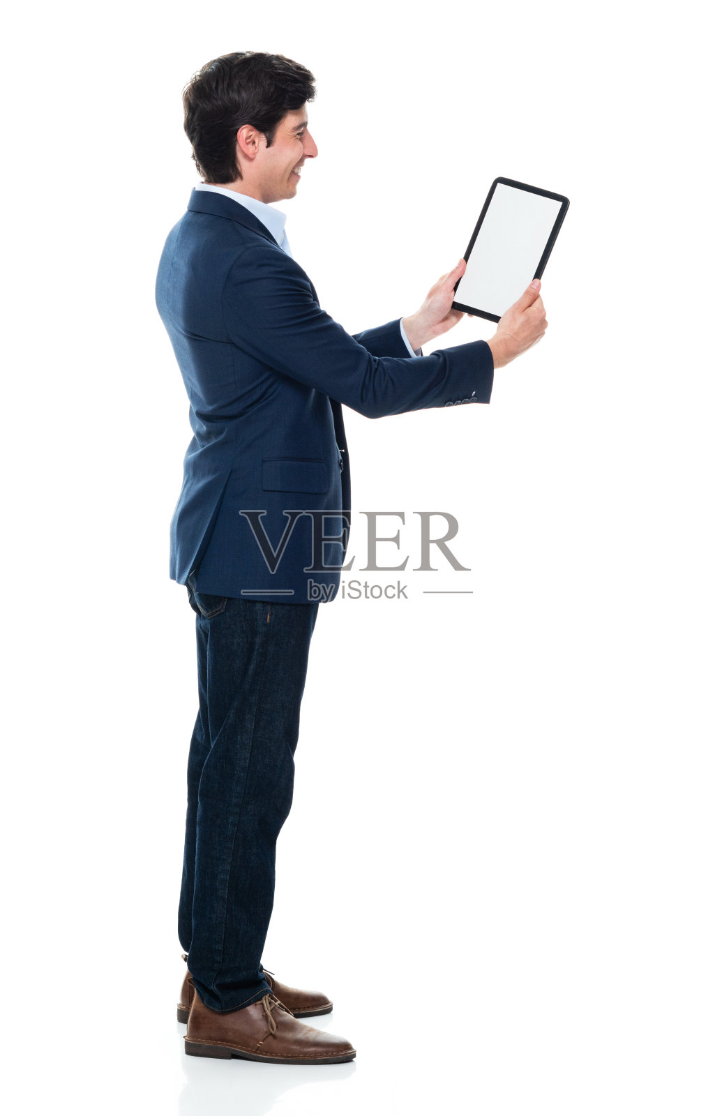 白人年轻男性商人穿着衬衫站在白色背景前使用触摸屏照片摄影图片