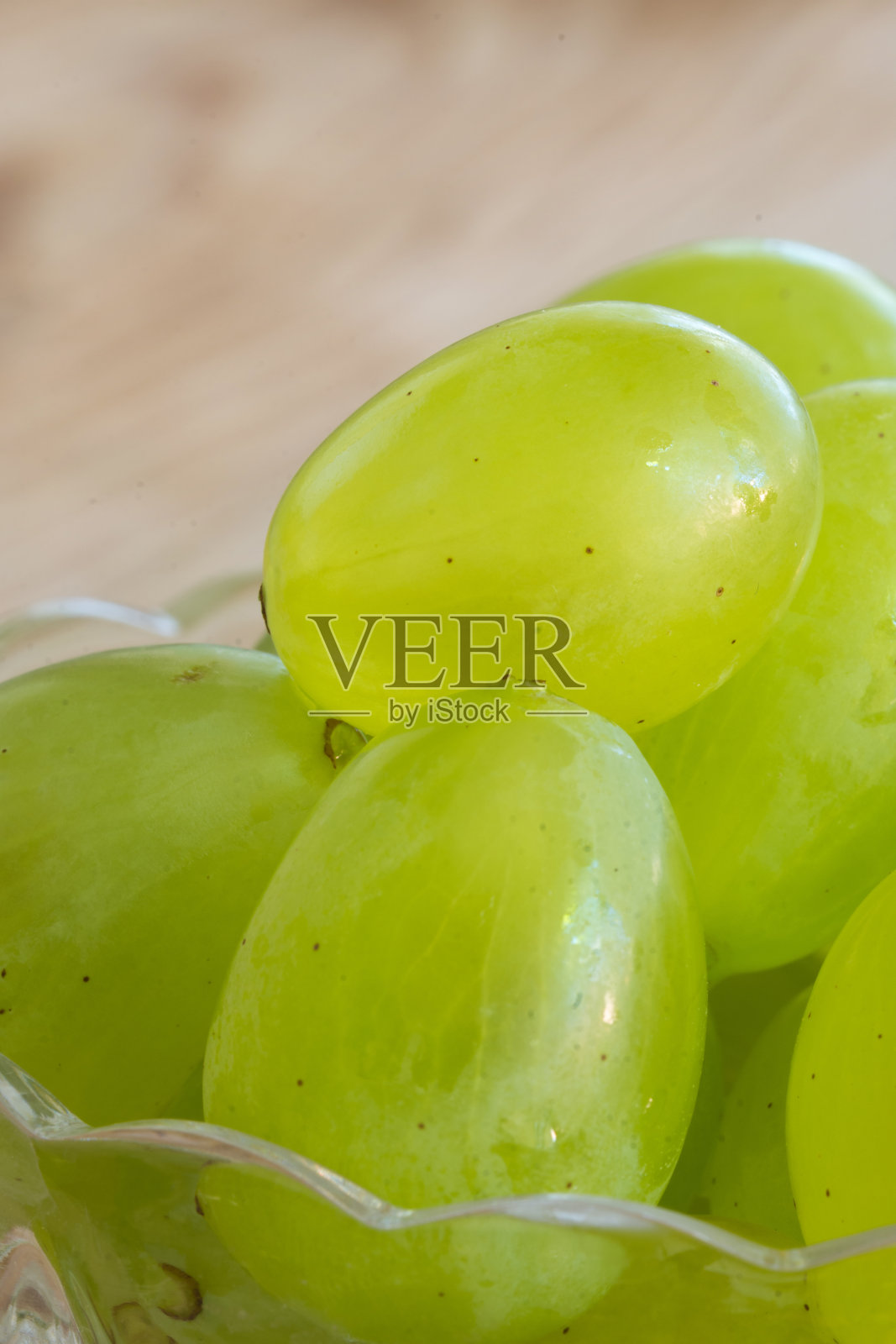 近距离观看碗中的新鲜葡萄照片摄影图片