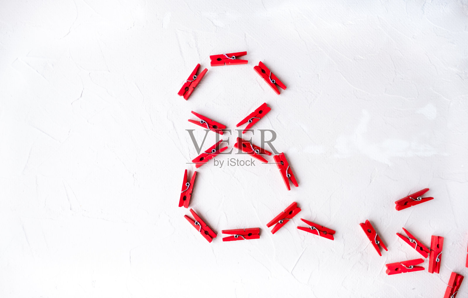 3月8日短信来自红色节日衣夹。照片摄影图片