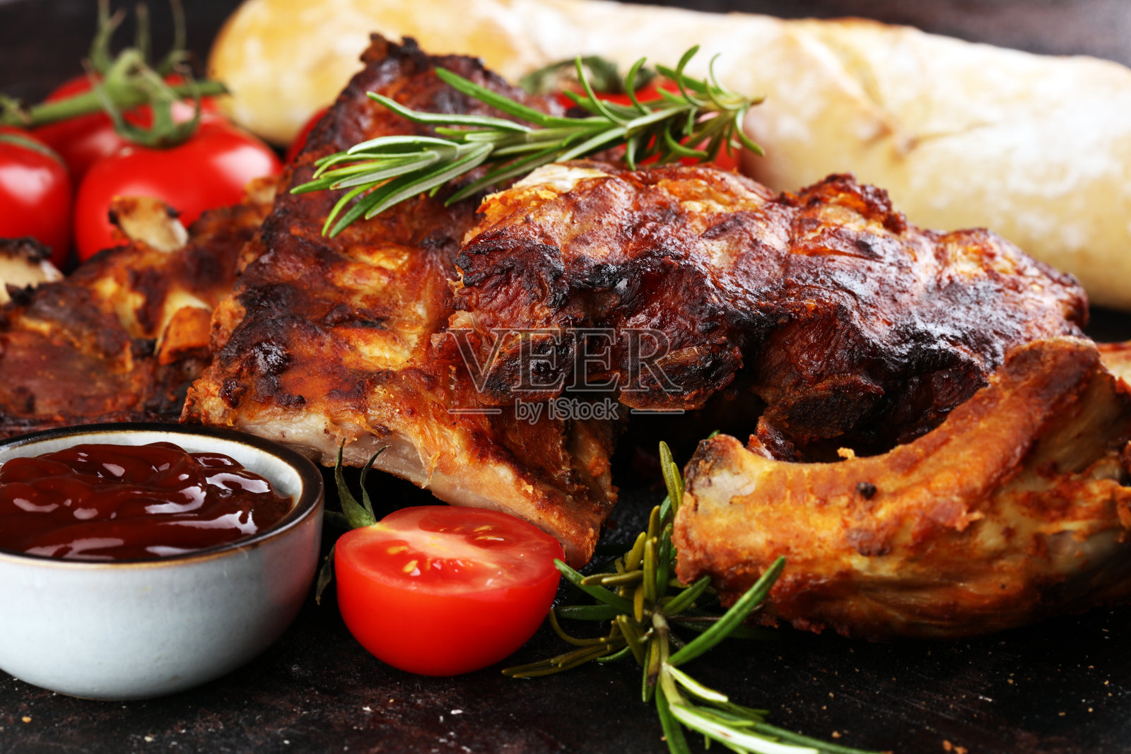 烤排骨是一种美味的烧烤肉,配上辛辣的烧烤酱汁照片摄影图片