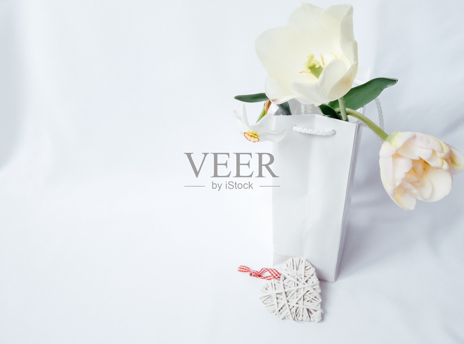 母亲节花和礼物模板上的白色背景照片摄影图片