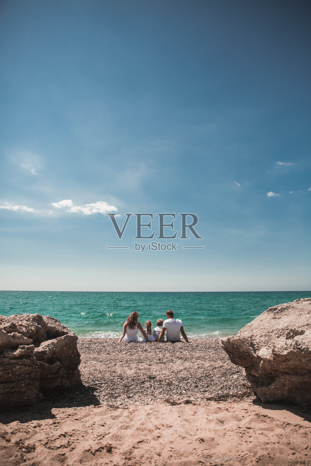 海滩上的一家人照片摄影图片