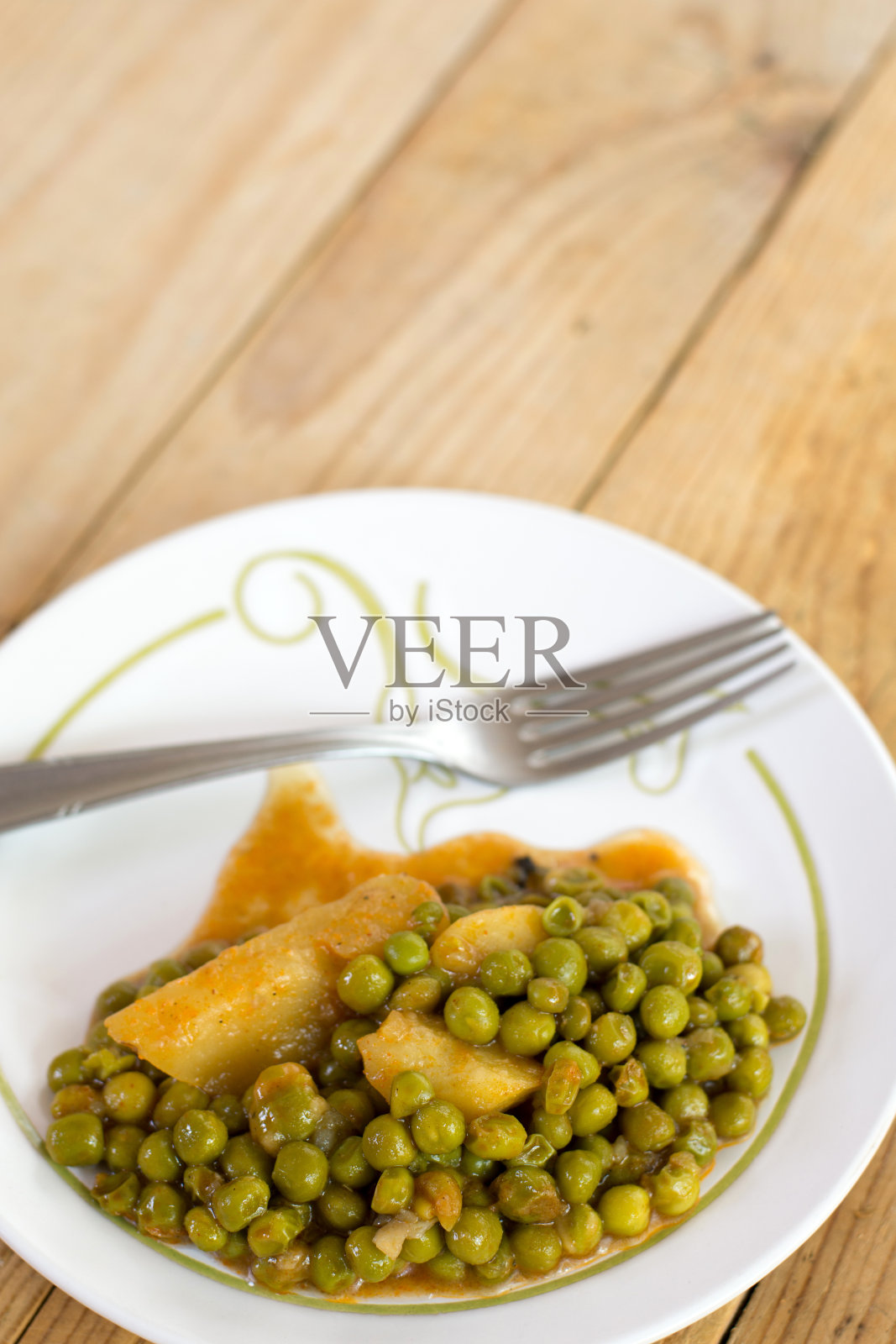 煮熟的豌豆和土豆放在复古的旧木桌上照片摄影图片