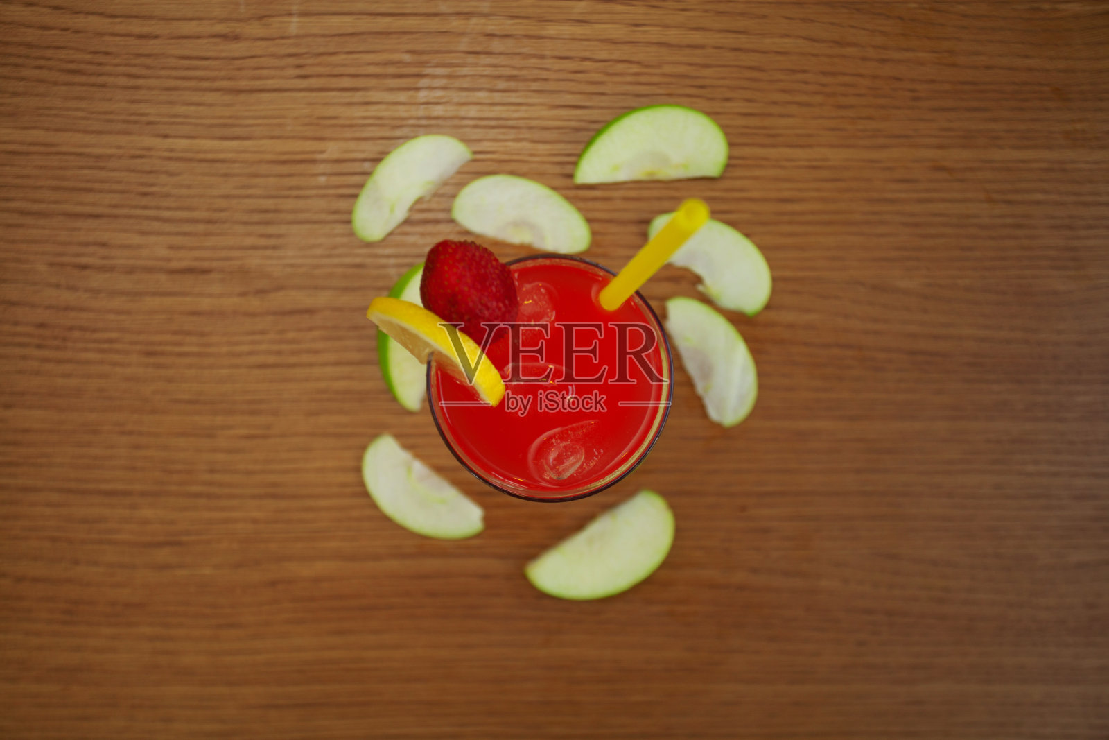 木桌上天然草莓冷冻饮料照片摄影图片