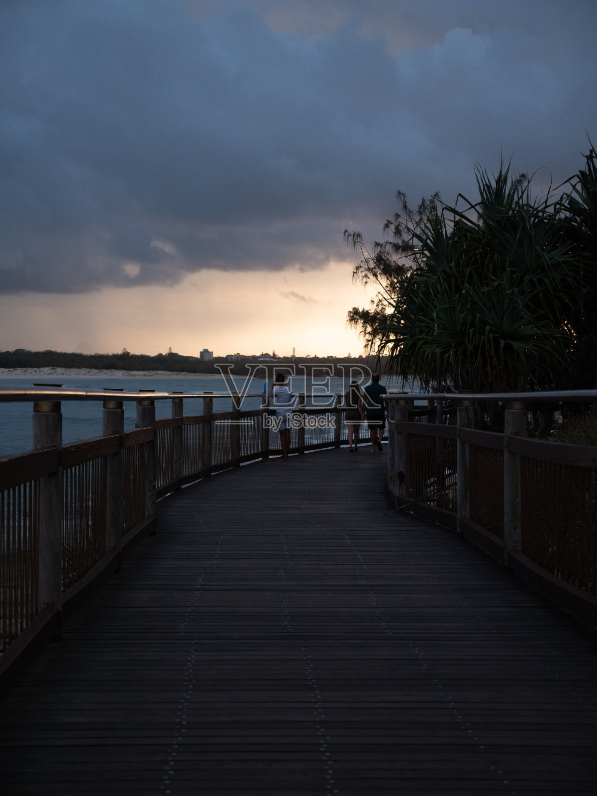 多一点微笑,少一点担心照片摄影图片