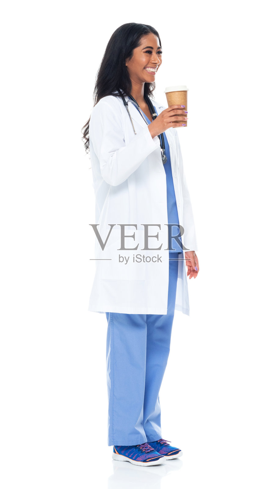 z一代女医生穿着白大褂拿着咖啡杯站在白色背景前照片摄影图片