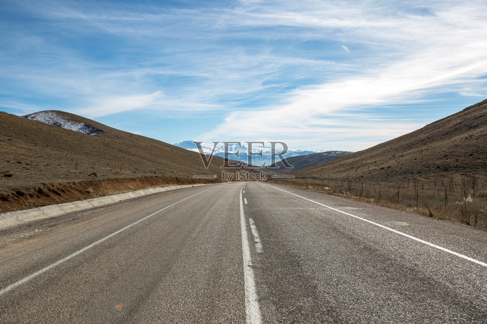 安塔利亚贡贝水坝湖和白雪皑皑的山景照片摄影图片