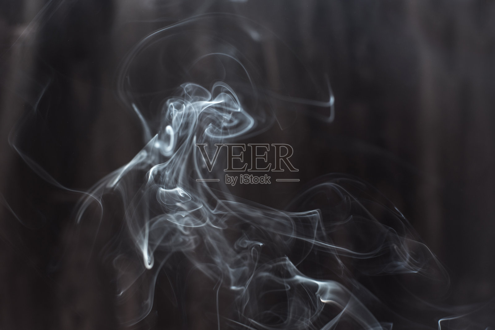 图像背光的烟雾,在一个黑暗的背景。照片摄影图片