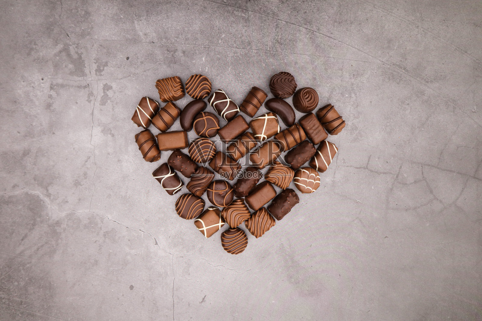 心形由各种形状的美味巧克力制成照片摄影图片