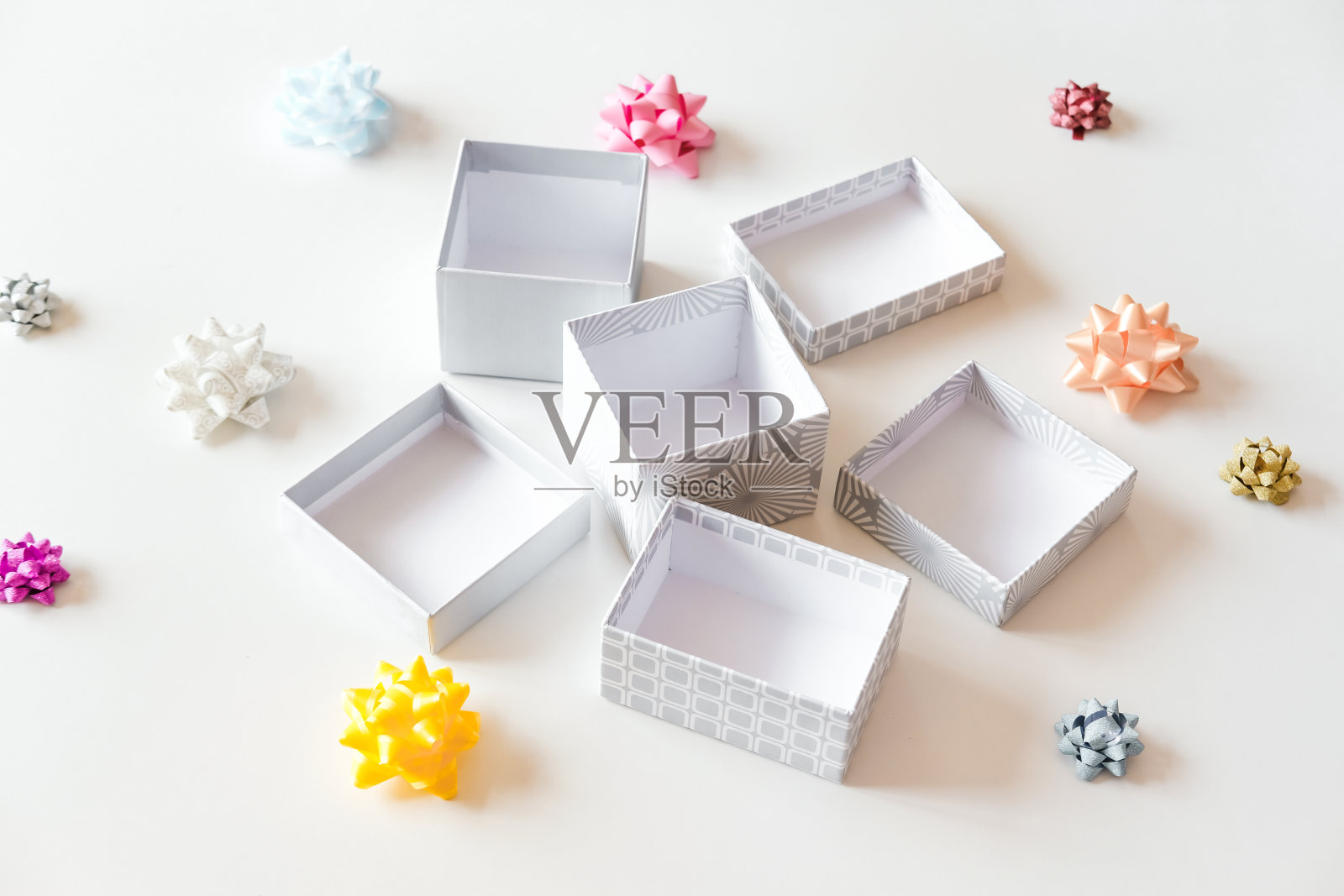 打开空的礼品盒。照片摄影图片