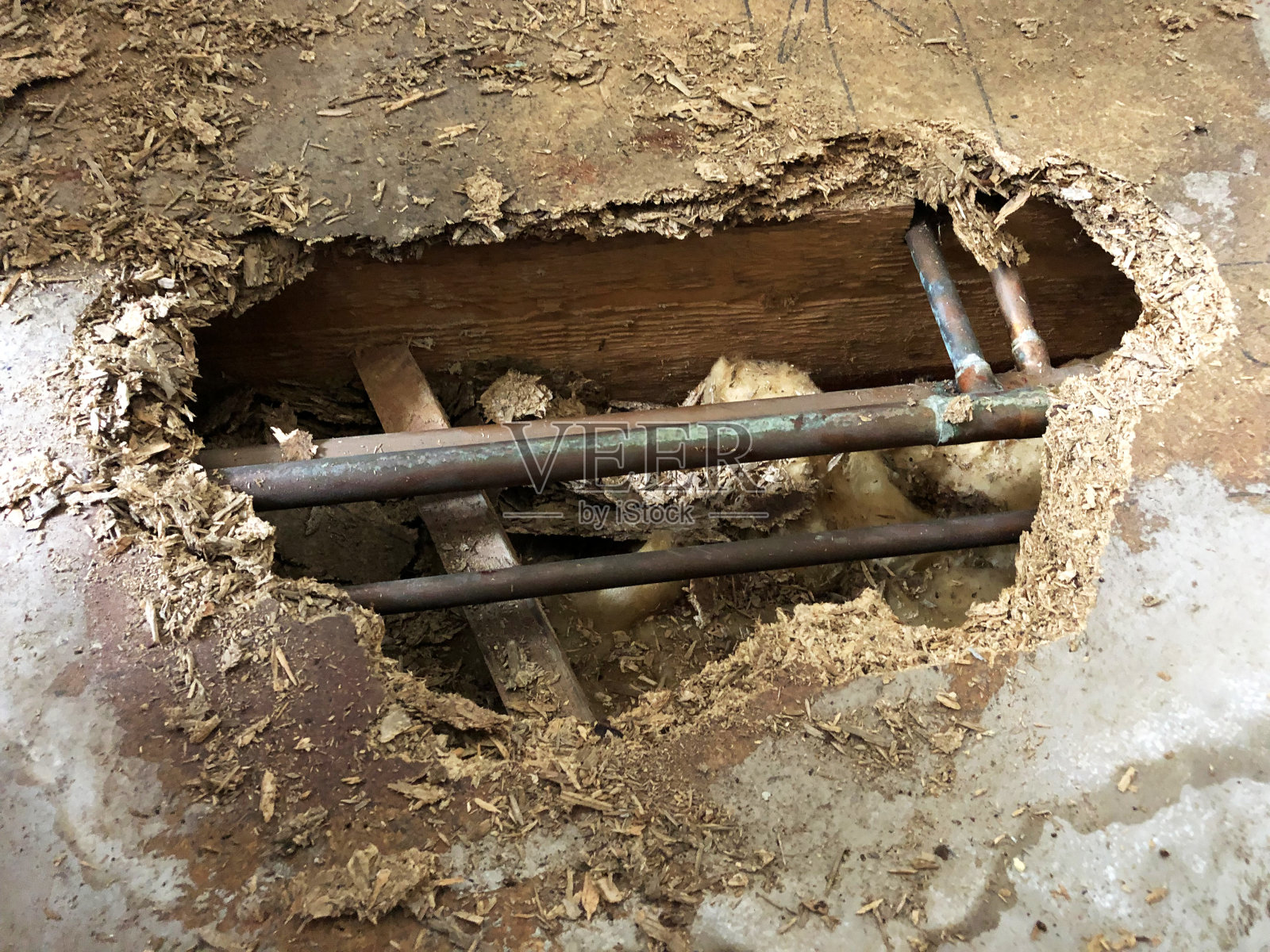 特写图像瀑布水从喷口,喷泉水的特点在花园在阳光明媚的日子,聚焦前景照片摄影图片