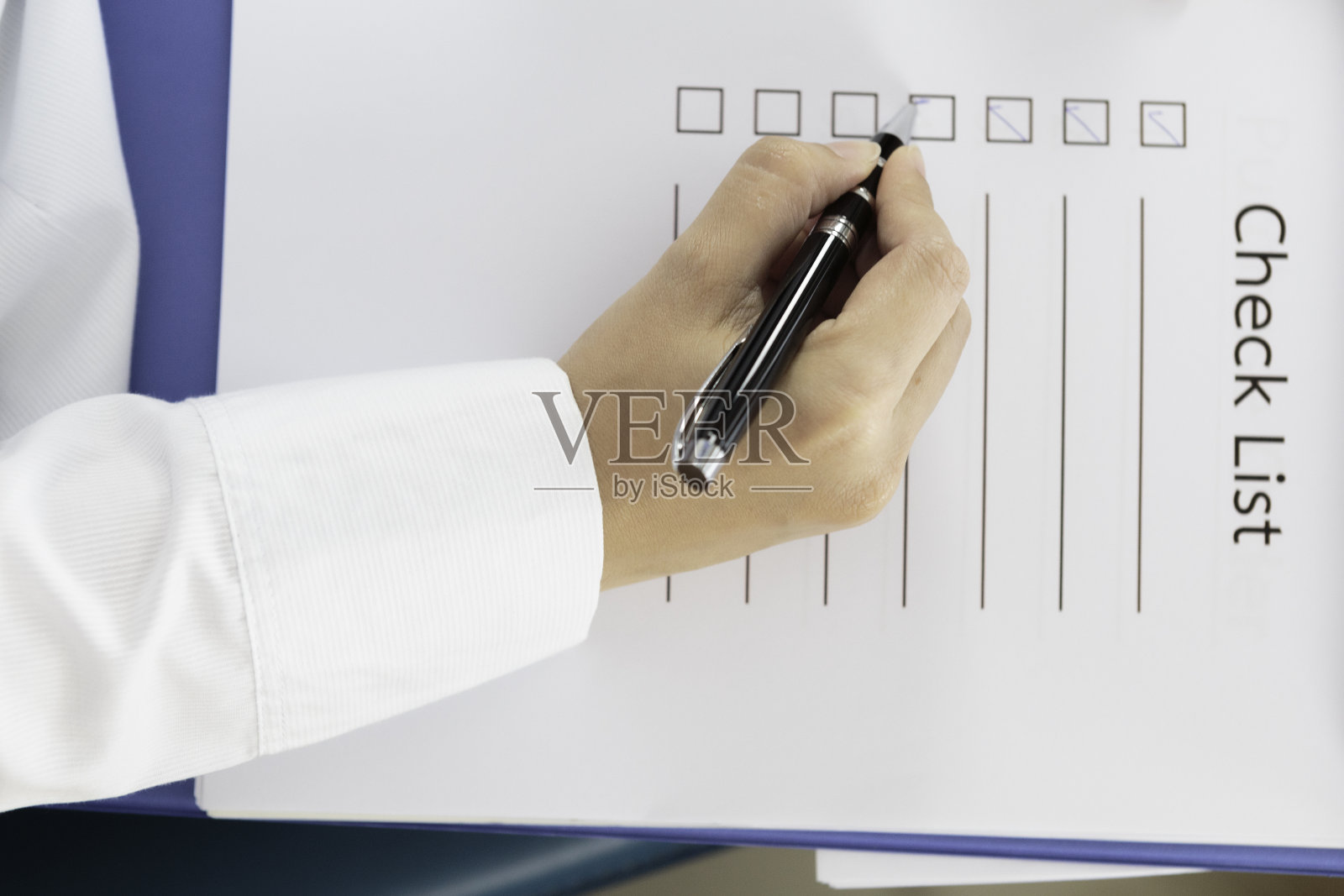 用钢笔检查清单照片摄影图片